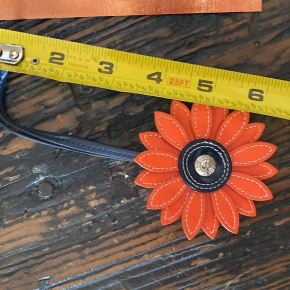 🌼Vera Bradley Leather Flower Hang Tag🌺 - Picture 3 of 4